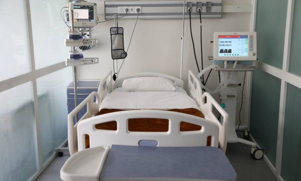 Unité de soins intensifs avec équipement de pointe